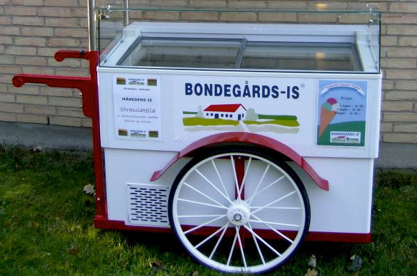 Den røde og hvide Bondegårds-Is-vogn med store hjul